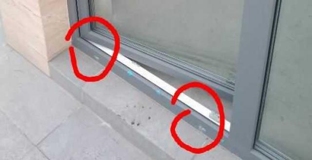Brak zaślepek odpływowych w ościeżnicy drzwi balkonowych