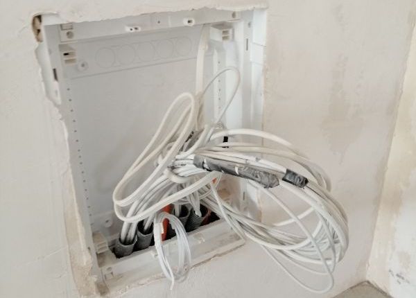 Skrzynka z kablami bez drzwiczek i zabezpieczeń kabli z odbioru technicznego w Białymstoku.