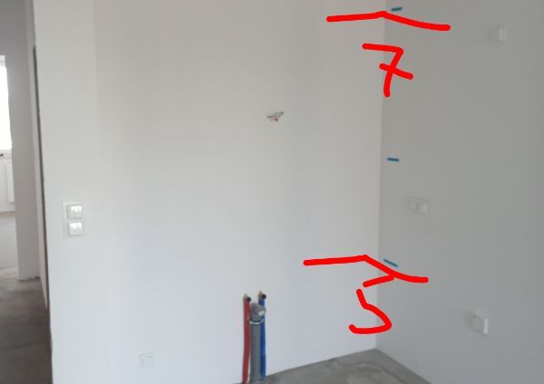 Kąt pomiędzy ścianami w kuchni. Nie zachowuje on 90 stopni. Odbiór techniczny we Wrocławiu pozwala na uniknięcie kosztów związanych z dopasowaniem mebli do krzywej ściany.