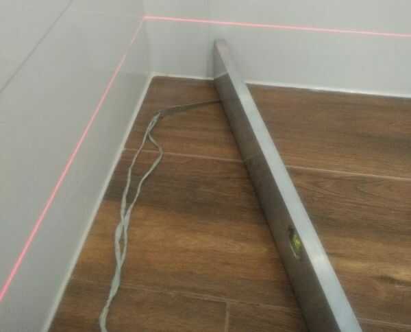 Odchylenie od poziomu płytek na posadzce
